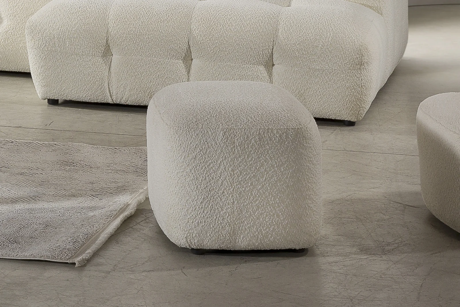ENSEMBLE NANGARO - POLOXS

(CANAPÉ D'ANGLE + CANAPÉ 4 PLACES + FAUTEUIL + POUF) - POUF POLOXS