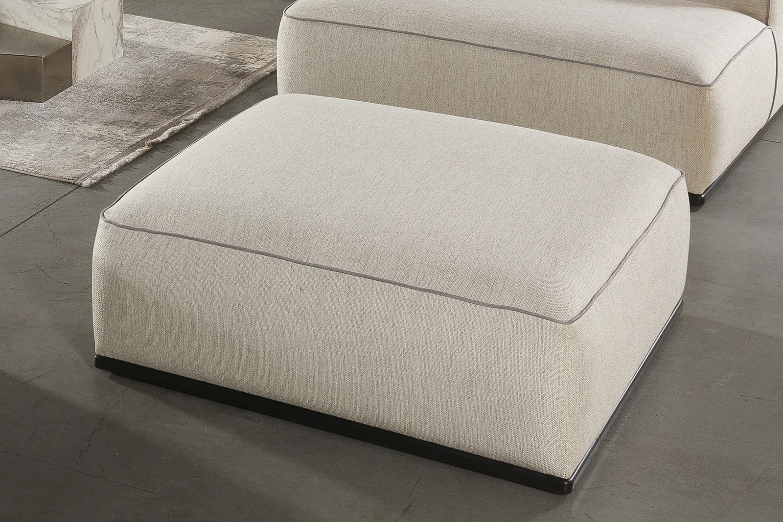 NANGARO - ENSEMBLE PLAT

(MODULE DE DÉTENTE + GALETTE + CANAPÉ + POUF) - POUF PLAT